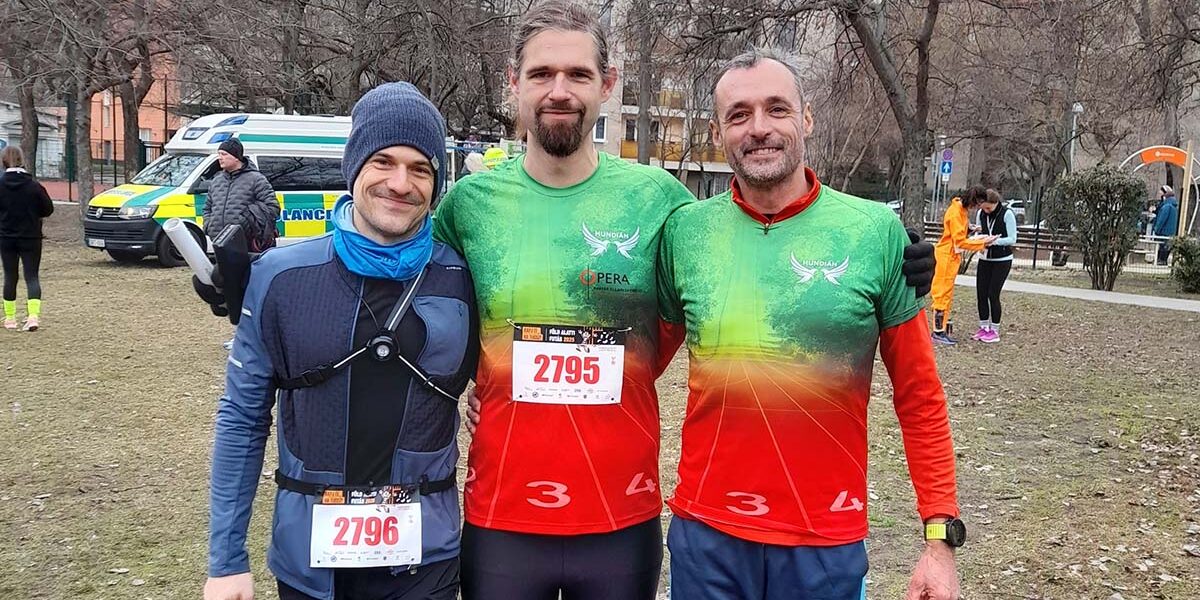 Varga József (a kép jobb szélén) a Hundián Run Team tagjaként a kőbányai Föld alatti futás versenyközpontjában